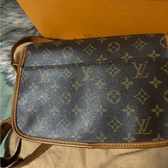 Louis Vuitton Sologne Vintage Crossbody Bag **Authentic - Picture 4 of 17